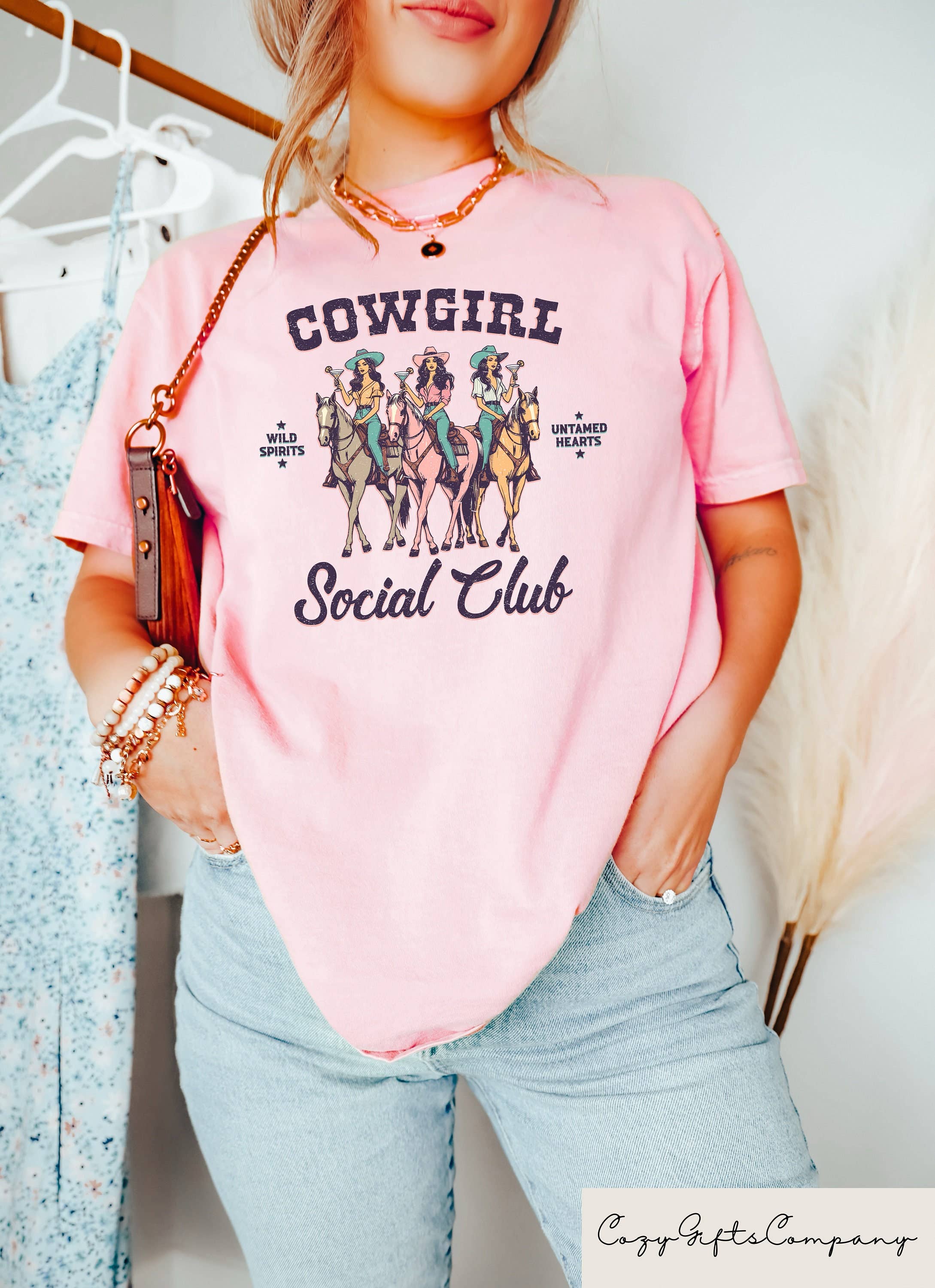 TheKingShirt - Retro Rodeo Shirt - Cowgirl Graphic Tee for Western Fashion